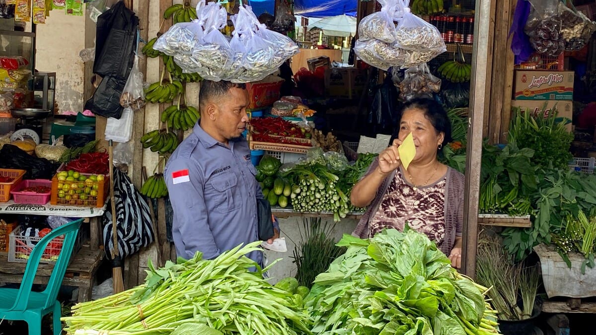 Pembagian Stiker Pencegahan di Pasar Baru Labuan Bajo