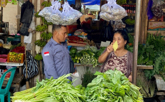 Pembagian Stiker Pencegahan di Pasar Baru Labuan Bajo